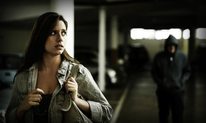 Защитите себя от уличных грабителей: 20 советов для девушек
